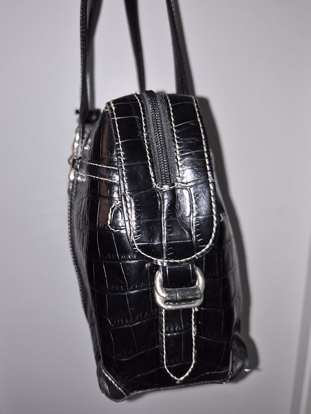 Black Heart-Detail Croc-Embossed Women’s Handbag - Picture 5 of 10